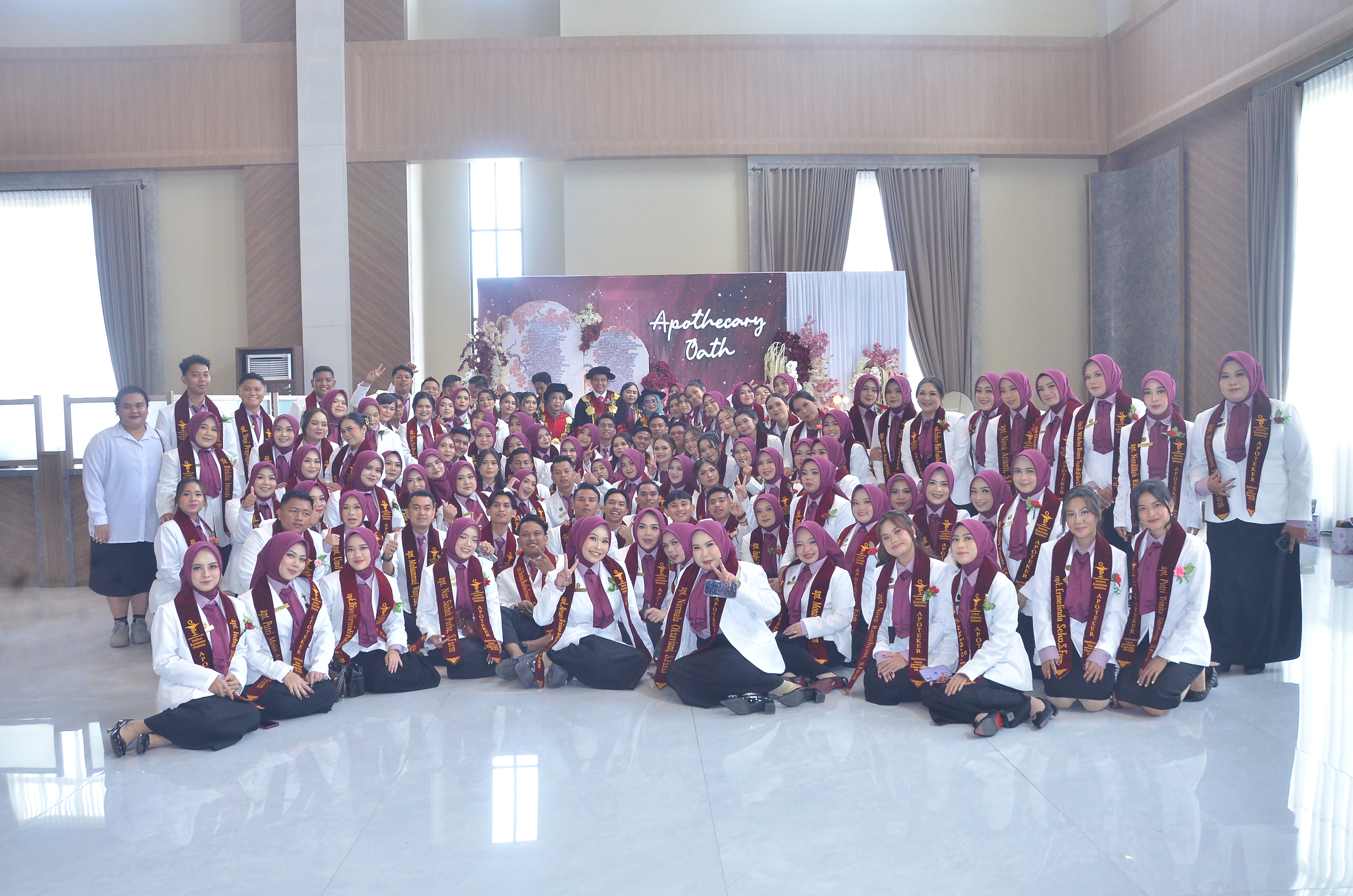 Upacara Yudisium dan Pengambilan Sumpah/Janji Apotker Ak 14