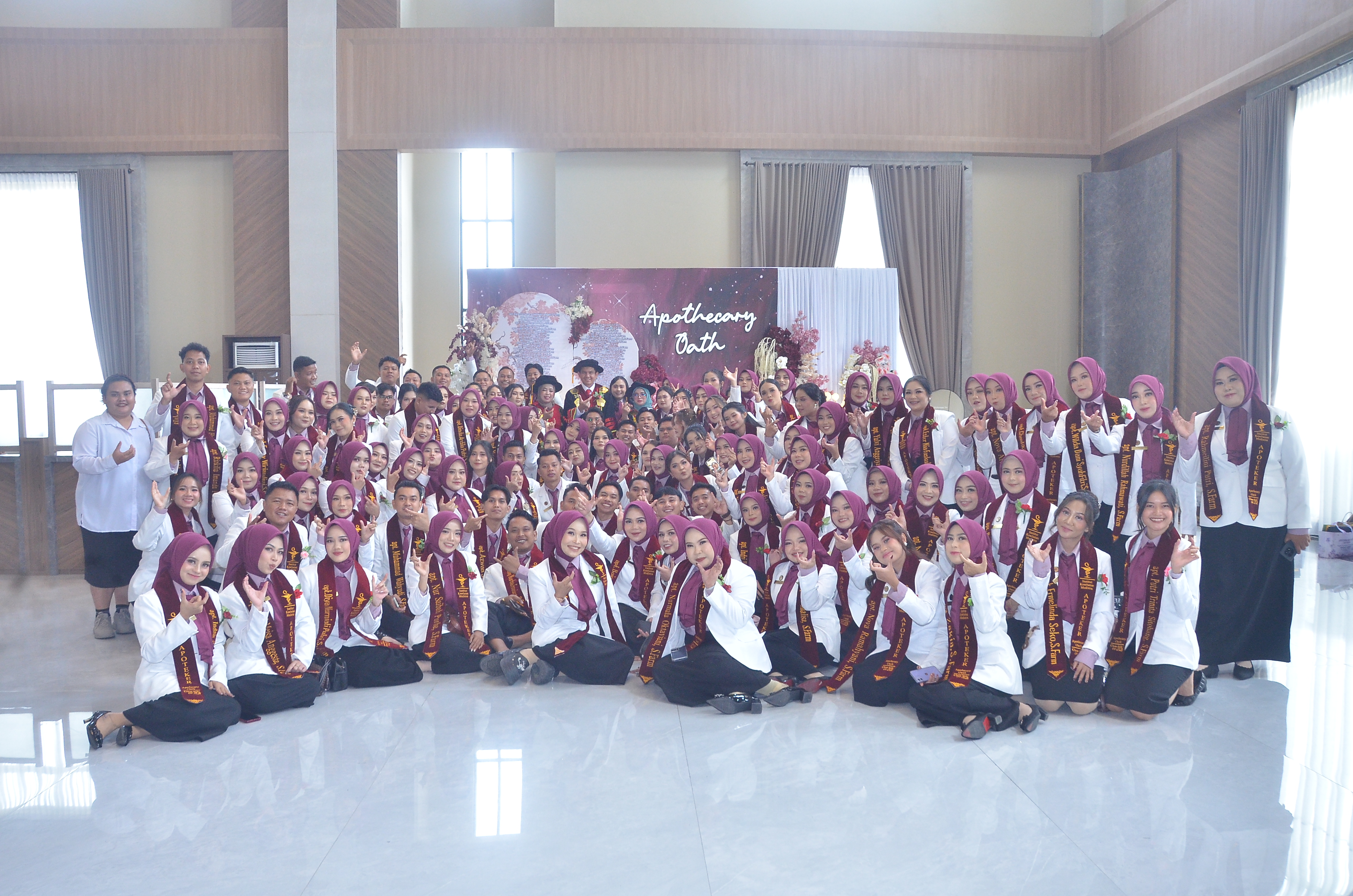 Upacara Yudisium dan Pengambilan Sumpah/Janji Apotker Ak 14