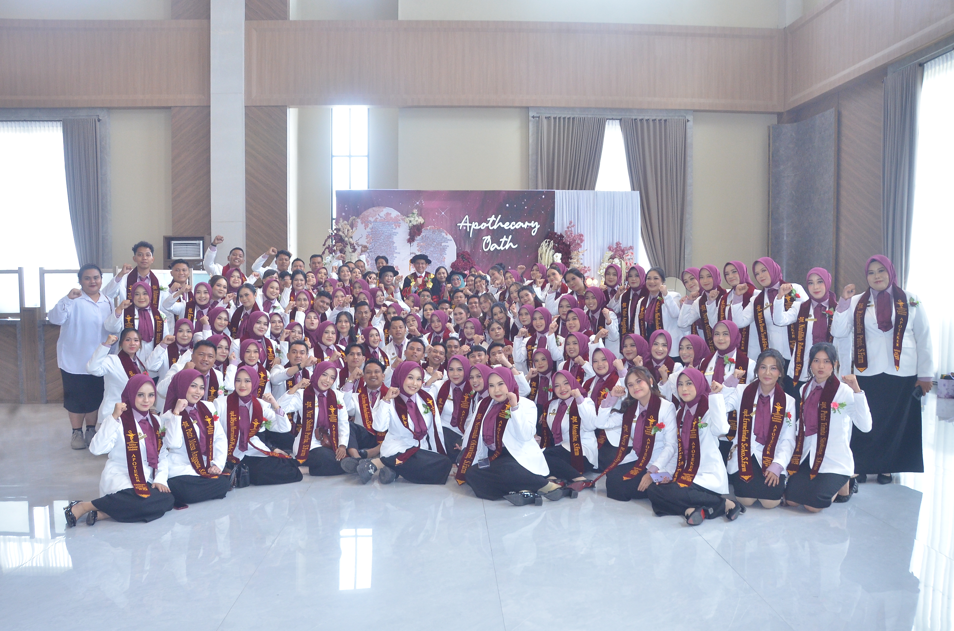 Upacara Yudisium dan Pengambilan Sumpah/Janji Apotker Ak 14